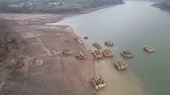 Kızılcapınar Barajı'nda sular çekilince terk edilmiş yapılar ortaya çıktı