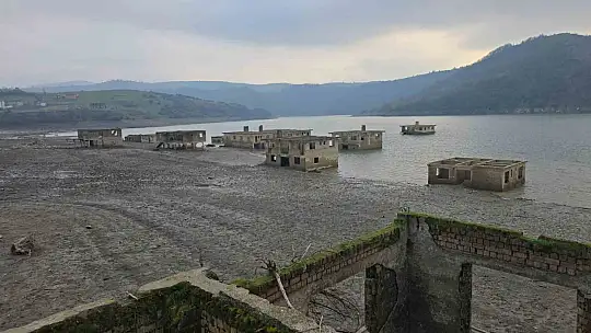 Kızılcapınar Barajı'nda sular çekilince terk edilmiş yapılar ortaya çıktı