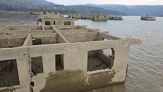 Kızılcapınar Barajı'nda sular çekilince terk edilmiş yapılar ortaya çıktı