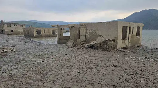 Kızılcapınar Barajı'nda sular çekilince terk edilmiş yapılar ortaya çıktı