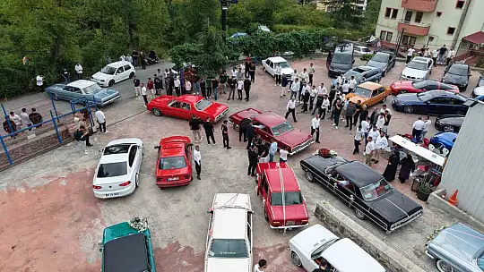 Klasik otomobillerle nostaljik düğün konvoyu