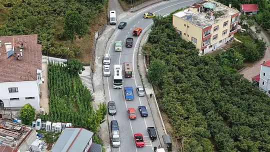 Klasik otomobillerle nostaljik düğün konvoyu