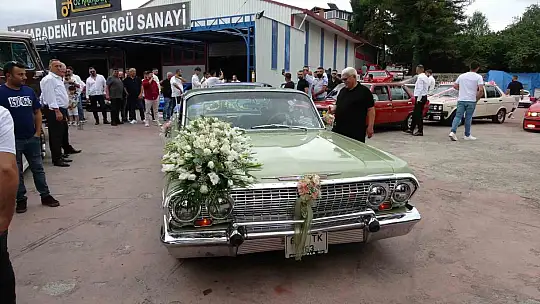 Klasik otomobillerle nostaljik düğün konvoyu