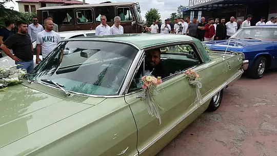 Klasik otomobillerle nostaljik düğün konvoyu