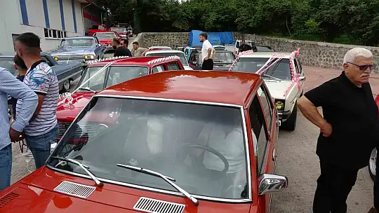 Klasik otomobillerle nostaljik düğün konvoyu