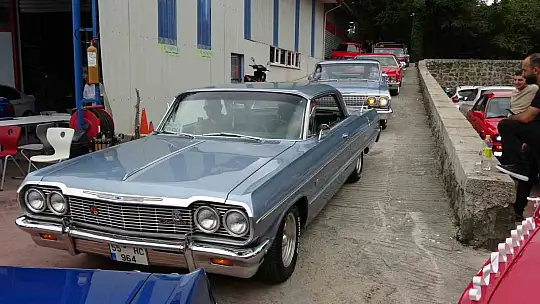 Klasik otomobillerle nostaljik düğün konvoyu