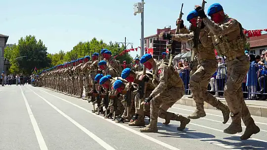 Komandolardan hayran bırakan Zafer Bayramı gösterisi