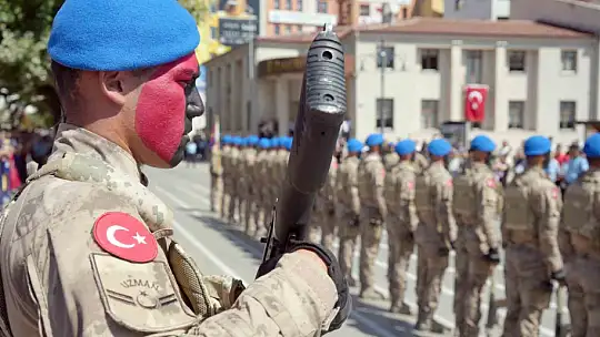 Komandolardan hayran bırakan Zafer Bayramı gösterisi