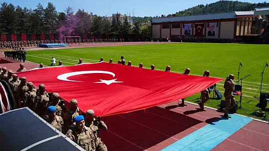 Komandoların 19 Mayıs gösterisi ile hayran bıraktı