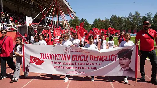 Komandoların 19 Mayıs gösterisi ile hayran bıraktı