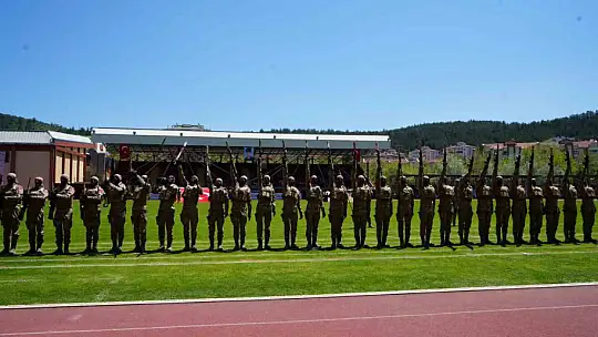 Komandoların 19 Mayıs gösterisi ile hayran bıraktı