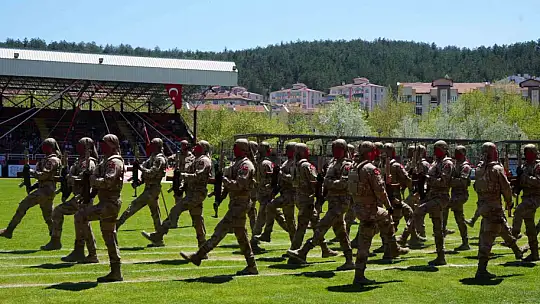 Komandoların 19 Mayıs gösterisi ile hayran bıraktı