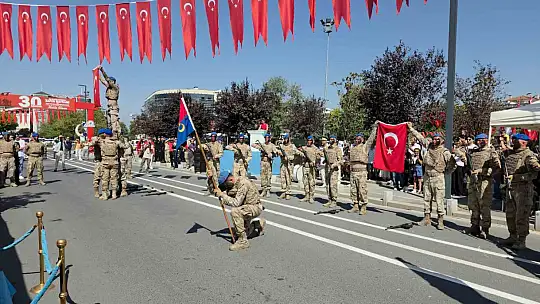 Komandoların gösterisi coşkuyla izlendi