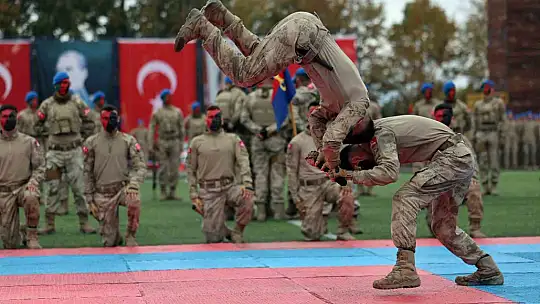 Komandoların gösterisi mest etti