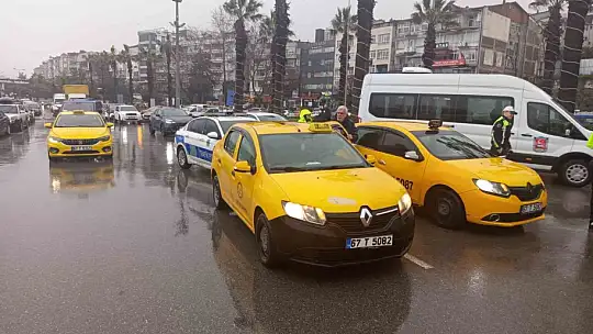 Yaralı kuryenin başından ayrılmadı