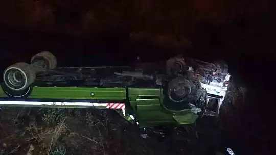 Kontrolden çıkan oto kurtarıcı tarlaya uçtu: 2 yaralı