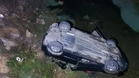 Kontrolden çıkan otomobil dereye uçtu: 1 ölü, 1 yaralı