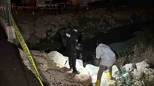 Kontrolden çıkan otomobil dereye uçtu: 1 ölü, 1 yaralı