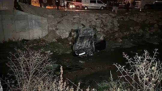 Kontrolden çıkan otomobil dereye uçtu: 1 ölü, 1 yaralı