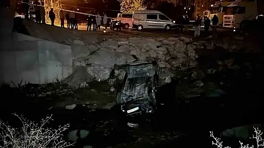 Kontrolden çıkan otomobil dereye uçtu: 1 ölü, 1 yaralı