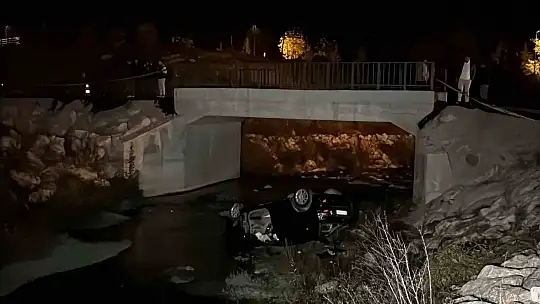 Kontrolden çıkan otomobil dereye uçtu: 1 ölü, 1 yaralı