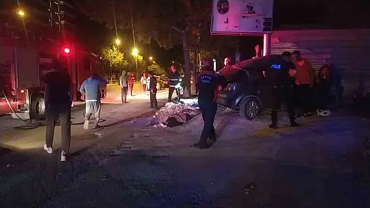 Kontrolden çıkan otomobil direğe çarptı: 3 ölü