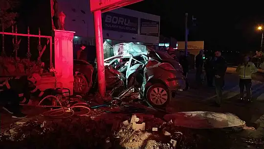 Kontrolden çıkan otomobil direğe çarptı: 3 ölü