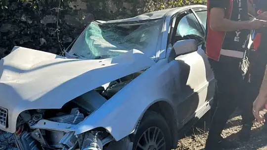 Kontrolden çıkan otomobil duvara çarptı