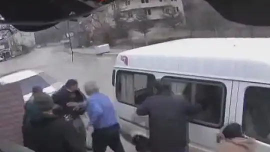 Kontrolden çıkan otomobil ters dönerek demir kapıyı kırıp bahçeye girdi