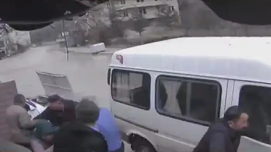 Kontrolden çıkan otomobil ters dönerek demir kapıyı kırıp bahçeye girdi