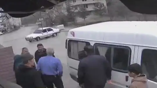 Kontrolden çıkan otomobil ters dönerek demir kapıyı kırıp bahçeye girdi