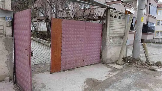 Kontrolden çıkan otomobil ters dönerek demir kapıyı kırıp bahçeye girdi