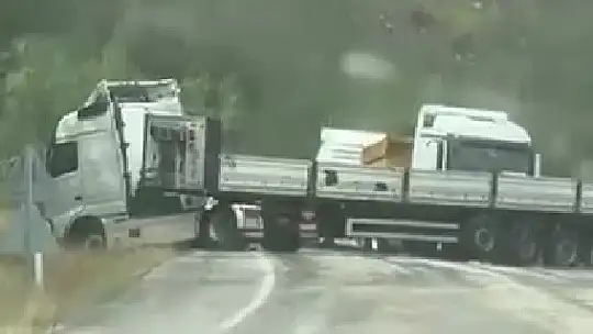 Kontrolden çıkan tır kara yolunu trafiğe kapattı