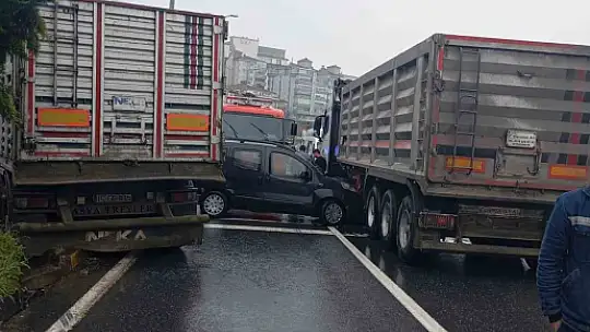 Kontrolden çıkan tır, kırmızı ışıkta bekleyen 3 araca çarptı: Kaza anı kamerada