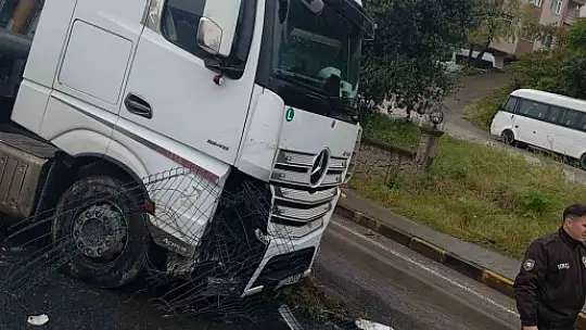 Kontrolden çıkan tır, kırmızı ışıkta bekleyen 3 araca çarptı: Kaza anı kamerada
