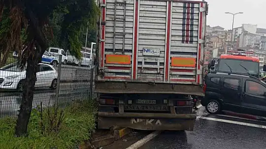 Kontrolden çıkan tır, kırmızı ışıkta bekleyen 3 araca çarptı: Kaza anı kamerada