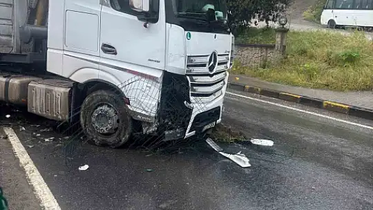 Kontrolden çıkan tır, kırmızı ışıkta bekleyen 3 araca çarptı: Kaza anı kamerada