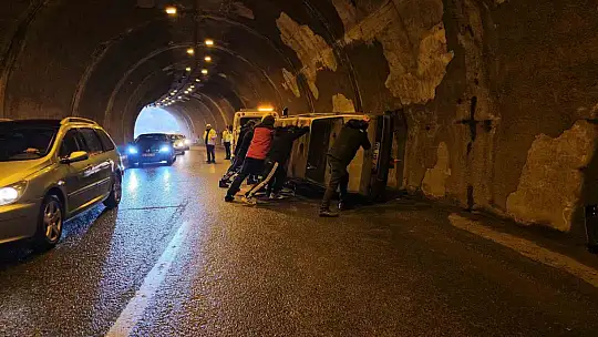 Kontrolden çıkan Tofaş tünelde devrildi 1 yaralı