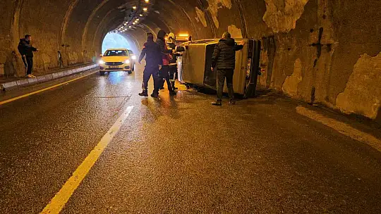 Kontrolden çıkan Tofaş tünelde devrildi 1 yaralı
