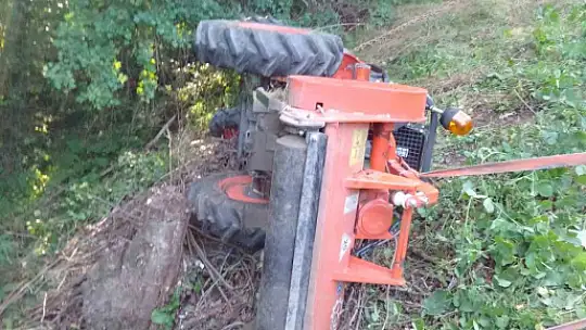 Kontrolden çıkan traktör devrildi: 1 yaralı