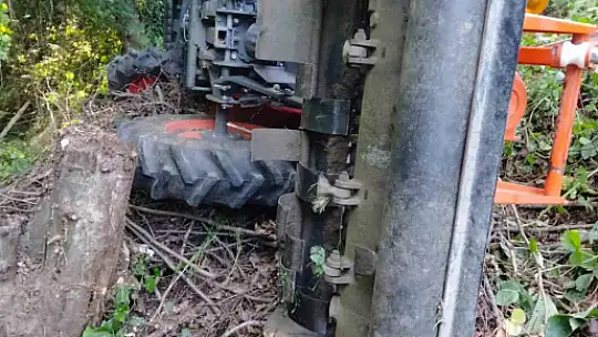 Kontrolden çıkan traktör devrildi: 1 yaralı