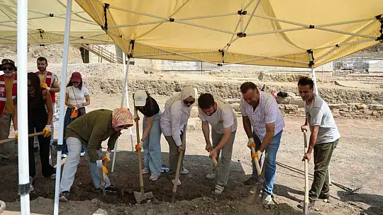 Konuralp Antik Tiyatro kazılarına gönüllü kazı desteği devam ediyor