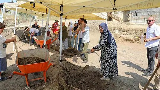 Konuralp Antik Tiyatro kazılarına gönüllü kazı desteği devam ediyor