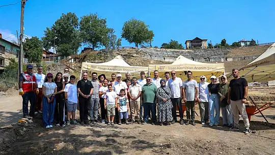 Konuralp Antik Tiyatro kazılarına gönüllü kazı desteği devam ediyor