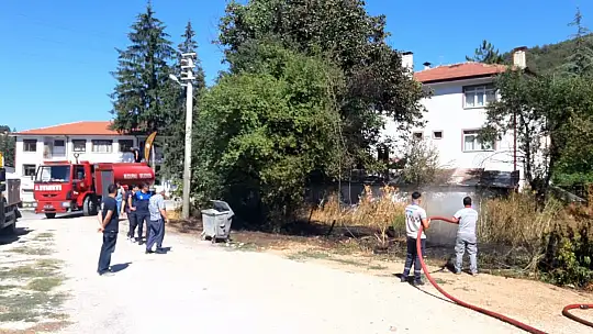 Kopan elektrik telleri yangın çıkarttı
