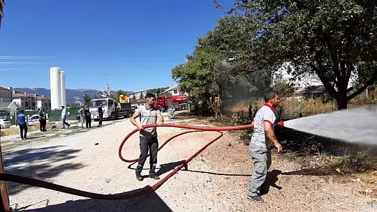 Kopan elektrik telleri yangın çıkarttı