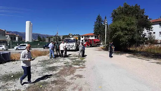 Kopan elektrik telleri yangın çıkarttı