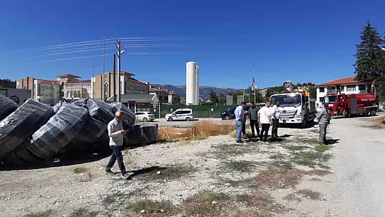 Kopan elektrik telleri yangın çıkarttı