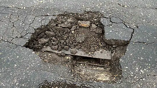 Köprü girişindeki çatlaklar tehlike oluşturuyor