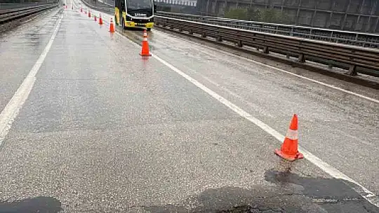 Köprü girişindeki çatlaklar tehlike oluşturuyor